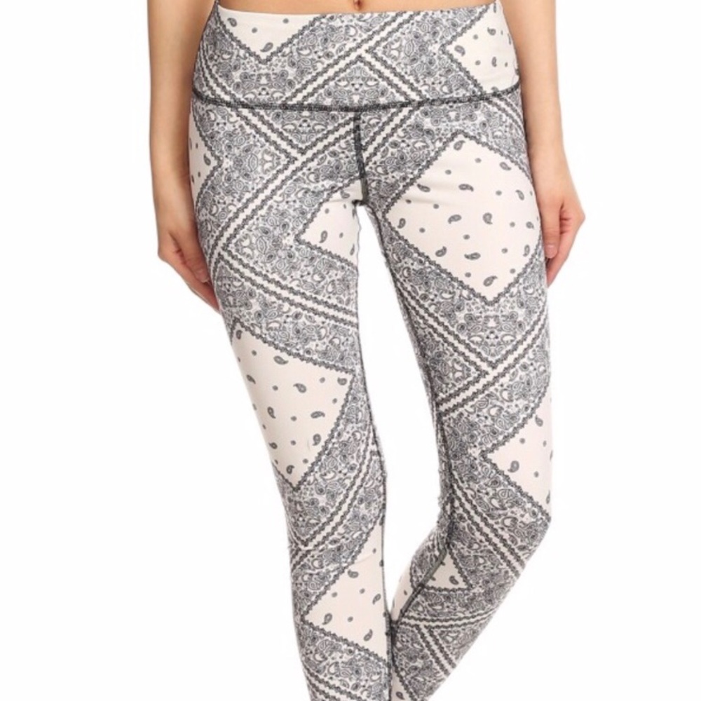 Boho print high waisted leggings are HERE❗️